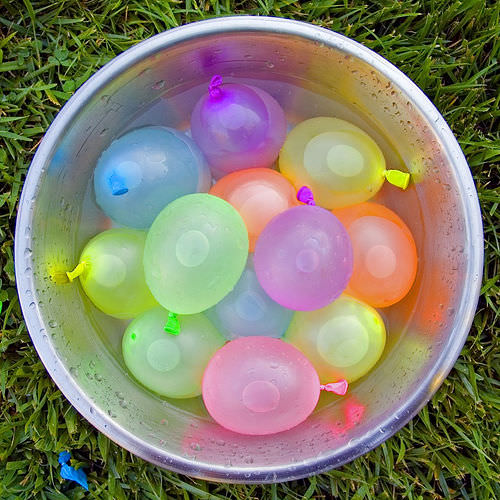 10 Fun Party Games to Play with Balloons (Indoors ...
